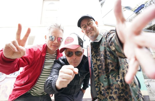 Martin «Doktor Rentz» Vandreier (l-r), Boris «König Boris» Lauterbach und Björn «Björn Beton» Warns von der Hamburger Hip-Hop-Band Fettes Brot. - © Marcus Brandt/dpa