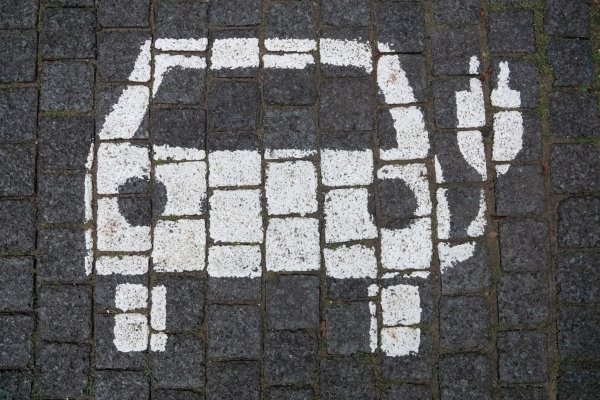 Parkplatz für Elektroautos. Jeder siebte Pkw in den Fuhrparks der Firmen war im vergangenen Jahr ein E-Auto. - © Marco Rauch/dpa