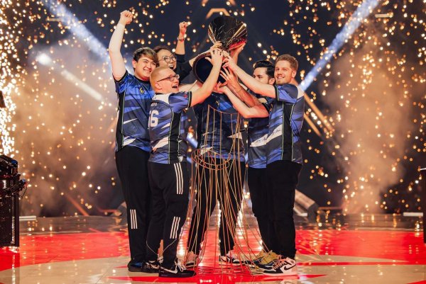 Party im goldenen Konfettiregen: Evil Geniuses ist Valorant-Weltmeister. - © Riot Games/dpa