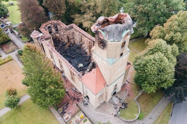 Die Ruine der evangelischen Stadtkirche in Großröhrsdorf nach dem Großbrand. - © Sebastian Kahnert/dpa