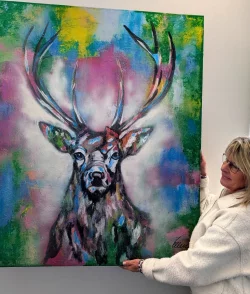 Bringt Farbe in den Raum: Hirsch Phillipo, gemalt von Ellen Rethemeier, schmückt ab sofort das Gesundheitszentrum Oerlinghausen. Foto: Kreis Lippe - © Kreis Lippe