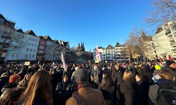 Auf dem Heumarkt in Köln demonstrieren mehrere 1.000 Menschen gegen eine Zusammenarbeit der CDU mit der AfD. - © Christoph Driessen/dpa