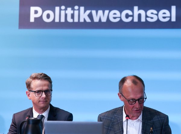 Die CDU will auf ihrem Wahlparteitag am Montag in Berlin ein Sofortprogramm beschließen, in dem sie den Bürgerinnen und Bürgern aus ihrer Sicht wichtige Punkte für den versprochenen Politikwechsel verspricht. Damit wollen die Christdemokraten in der Schlussphase des Wahlkampfs punkten. - © Marcus Brandt/dpa