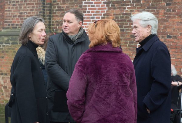 Zahlreiche Prominente waren auf Einladung von Hogers Tochter Nina Hoger in die Christianskirche im Stadtteil Ottensen gekommen. - © Georg Wendt/dpa