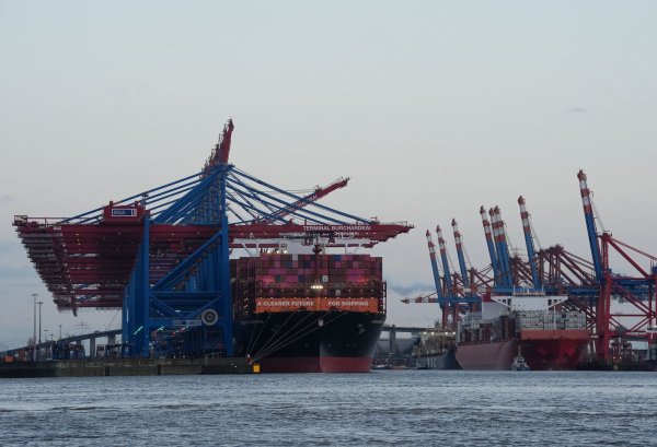 Containerschiffe von Hapag-Lloyd und Maersk liegen im Hamburger Hafen. (Archivbild) - © Marcus Brandt/dpa