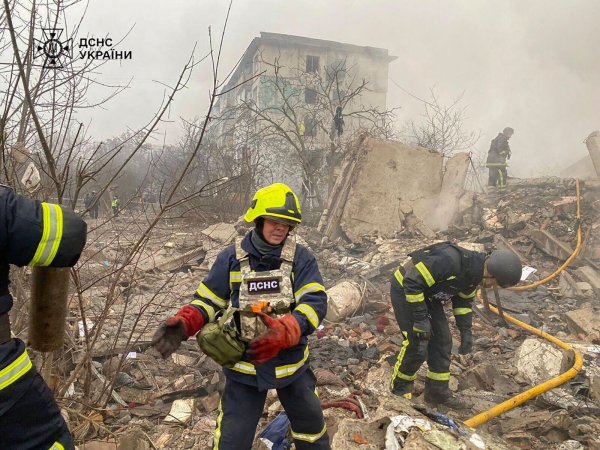 Russland hat mit neuen Luftangriffen auf ukrainische Städte, darunter Poltawa, Tod und Zerstörung gebracht. - © Uncredited/Ukrainian Emergency Service/AP/dpa