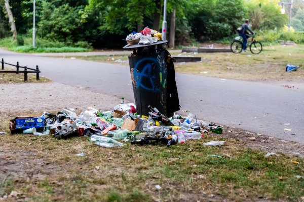 Eine Verpackungssteuer wie in Tübingen soll die Umweltbelastung durch Einwegverpackungen reduzieren und einen Anreiz für umweltfreundlichere Alternativen schaffen. (Symbolbild) - © Christoph Soeder/dpa