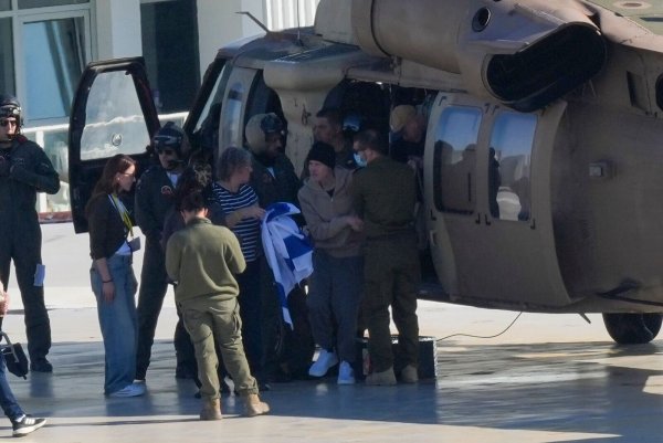 Insgesamt drei aus Israel entführte Männer kamen im Rahm eines Deals zwischen Israel und der Hamas am Samstag frei. - © Ohad Zwigenberg/AP/dpa