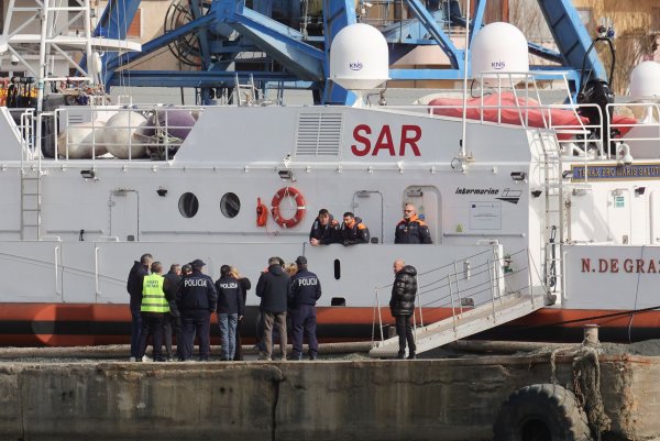 Nach einer neuen Niederlage vor Gericht muss Italiens Rechtsregierung mehr als 40 Mittelmeer-Flüchtlinge aufnehmen. - © Vlasov Sulaj/AP/dpa