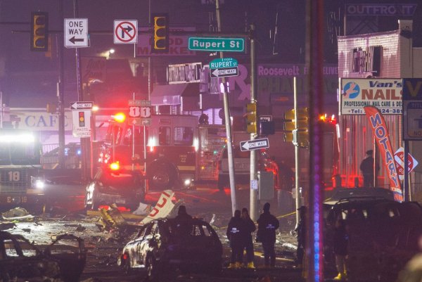 Nach dem Absturz liefen die Rettungs- und Bergungsarbeiten. - © Uncredited/The Philadelphia Inquirer/AP/dpa