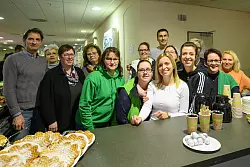 Mit Liebe im Einsatz: Das Thekenteam der SF Oesterholz-Kohlst&auml;dt. Foto: Egon Penner - &copy; Egon Penner