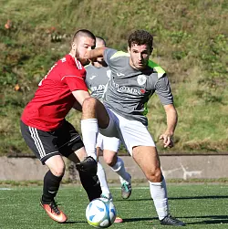 Im Zweikampf vorn: Der Oerlinghauser Bel-Albert Mehmeti behauptet den Ball vor seinem Gegenspieler Hamdija Marhosevic. - &copy; Oliver K&ouml;nig