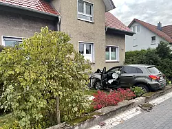 In Heidenoldendorf rammte ein Auto ein Haus. - &copy; Feuerwehr Detmold