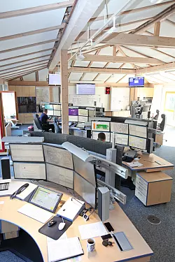 Technische Unterst&uuml;tzung: Sieben Bildschirme pro Disponent. - &copy; Vera Gerstendorf-Welle