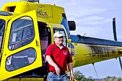 Pilot Achim Widmann fliegt die Eon-Kontrolleure zu den Strommasten.