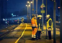 Von diesem Bahnsteig stieg die dreiköpfige Familie rechts ins Gleisbett, die 48-jährige Frau wurde dort vom ICE erfasst, der erst hinter dem Bahnhof zum Stehen kam. - © Foto: Andreas Frücht