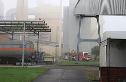 Im Brecherhaus hat die Feuerwehr Porta die "Verletzten" über die Förderband-Rampe (rechts im Bild oben) ins Freie gebracht. - © FOTO: FEUERWEHR PORTA/MICHAEL HORST