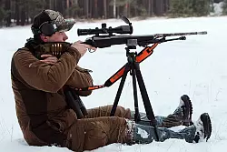 Ivan Cepo demonstriert, wie er im offenen Gel&auml;nde mithilfe eines Stativs Voraussetzungen f&uuml;r einen sicheren Schuss schafft. - &copy; Foto: Engelhardt