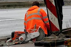 Bauarbeiter sind f&uuml;r ihre Arbeit auf Werkzeuge angewiesen. Doch immer h&auml;ufiger werden Baustellen von Dieben heimgesucht, die Werkzeuge oder Diesel entwenden. An der Baustelle Osnabr&uuml;cker Landstra&szlig;e /Ecke Avenwedder Stra&szlig;e stahlen unbekannte T&auml;ter sogar eine Benzin-Motorflex. - &copy; FOTO: LENNART KRAUSE