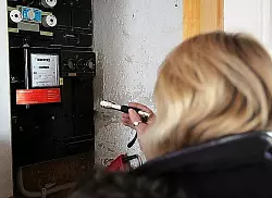 Ein roter Aufkleber verkündet, dass im Haus von Ingrid S. kein Strom mehr fließt. "Anschluss gesperrt", lautet die Botschaft. Wenn es dunkel wird bleibt der 52-Jährigen bleibt nur die Taschenlampe. - © FOTO: PETER STEINERT