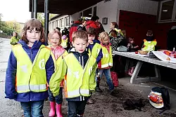 Sicher unterwegs: M&auml;dchen und Jungen der Grundschule Kirchheide kurz nach ihrem Rundgang zum F&uuml;nfj&auml;hrigen der Aktion "Walking Bus". - &copy; Foto: pavlustyk