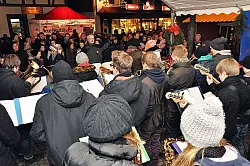 Dick eingepackt: Die von Alfons Haselhorst geleitete Junior-Big-Band des Niklas-Luhmann-Gymnasiums spielt am Samstagabend am Amtsgarten. - © FOTO: Prignitz