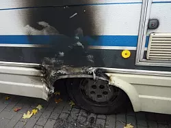 Auf dem Maspernplatz in Paderborn ist ein Wohnmobil, in dem ein 66-jähriger Mann und seine 53-jährige Begleiterin schliefen, durch ein Feuer leicht beschädigt worden. - © FOTO: KAUKE