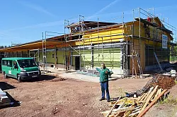 Platz f&uuml;r je 4000 H&uuml;hner in Boden- und Freilandhaltung: Ulrich Meier zu Evenhausen baut in Leopoldsh&ouml;he einen H&uuml;hnerstall. Dort k&ouml;nnen bald Besucher die Eierproduktion beobachten. - &copy; Foto: Kemna