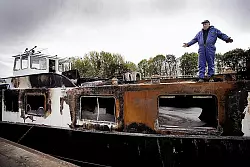 Kapit&auml;n Horst Boelter (71) aus Duisburg steht auf den Resten des Wohnbereichs der "Leila", einem Tankschiff mit 1.200 Tonnen Heiz&ouml;l an Bord. Auf H&ouml;he des Gro&szlig;en Torfmoors war es Sonntag Nachmittag in Brand geraten. - &copy; FOTO: TYLER LARKIN