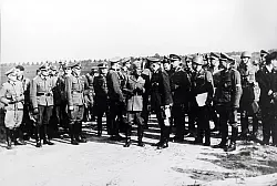 In Augustdorf: Benito Mussolini inmitten deutscher und italienischer Offiziere bei der &Uuml;bung seiner Infanterie-Division "Littorio" am 19. Juli 1944 auf der Schie&szlig;bahn "Augustdorf". Von dort fuhr er weiter in Hitlers Hauptquartier in Ostpreu&szlig;en. - &copy; Foto: Sammlung Freundeskreis Vittore Bocchetta