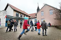 Bald hat es sich in Istrup ausgetobt: Wenn die 28 Viertklässler zum Sommer die Schule verlassen, blieben noch elf Schüler in der dritten und 19 in der zweiten Klasse übrig. Sie werden nach Großenmarpe umziehen müssen. - © Foto: preuss