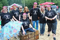 Sind auch bei Regen gut gelaunt: Die "Mühlenpiraten", Bedienstete und Bewohner der "Paradiesmühle". - © Foto: Sölter