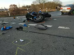 In Halle (Kreis Gütersloh) ist am Mittwochmorgen ein Motorradfahrer bei einem schweren Verkehrsunfall getötet worden. - © FOTO: ANDREAS EICKHOFF
