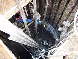 An den W&auml;nden dieses drei Meter breiten und f&uuml;nf Meter tiefen Schachts zeigen sich die Sch&auml;den. Der Beton ist so angegriffen, dass er wie Waschbeton aussieht. Die tragende Stahlkonstruktion kann dadurch beeintr&auml;chtigt werden. - &copy; Foto: Stadt Detmold