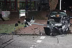 Die Autos wurden bei dem Zusammenstoß stark beschädigt. - © Fotos Polizei