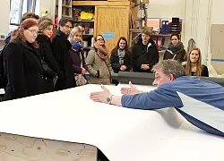 Neugierig lauschten die Stipendiaten den Erl&auml;uterungen bis zum Schluss.In der Dekorationswerkstatt: Dekorateur J&ouml;rg Br&uuml;ggemann (vorne) erl&auml;utert auf anschauliche Weise seine aktuelle Arbeit an einem B&uuml;hnenbildelement. - &copy; Foto: privat