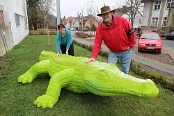 Das quietschgr&uuml;ne Krokodil, &uuml;brigens in Lebensgr&ouml;&szlig;e, sitzt harmlos an der Kasseler Stra&szlig;e in H&ouml;he der ehemaligen Getr&auml;nkequelle. Sein Besitzer Martin Schulten und seine Schwester Ingrid Kerlin haben damit ein echtes Identifikationssymbol in die Nachbarschaft geholt. - &copy; FOTO: CARMEN PF&Ouml;RTNER