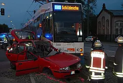 Der 21-Jährige hatte seinen Polo wenden wollen, dabei aber eine Straßenbahn übersehen. - © FOTO: ANDREAS EICKHOFF