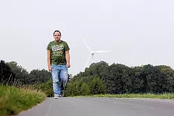 Noch kann Mirco Weigand, der an einer tödlichen Nervenkrankheit leidet, laufen. Seinen rechten Arm kann er schon nicht mehr bewegen. - © FOTO: ANDREAS SUNDERMEIER