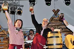 "O’gzapft ist!": Oberst Fritz Köster (rechts) und Cheforganisator Peter Lüssem. - © Foto: Watermann