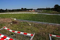 &Uuml;ber eine L&auml;nge von 43 Metern spannt sich die Gr&uuml;nbr&uuml;cke, die inzwischen mit einer dichten Krautschicht bewachsen ist, &uuml;ber die A 33. Eine Betonkante verwehrt Nagern und Kriechtieren den Blick auf die Autobahn. Der Landesbetrieb will als "Leitstrukturen" noch B&uuml;sche an den Br&uuml;ckenr&auml;ndern pflanzen. &Uuml;ber die Br&uuml;cke im Hintergrund wird die Buschkampstra&szlig;e &uuml;ber die A 33 gef&uuml;hrt. - &copy; FOTO: SILKE KR&Ouml;GER