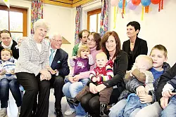 Die Zukunft der Kinder liegt ihnen am Herzen: Inge und Ric Stiens (links, vorne) mit den J&uuml;ngsten und deren Eltern in der Kindertagesst&auml;tte am Jahnplatz. Im Hintergrund rechts Leiterin Martina Holz. - &copy; Foto: Becker