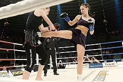 Die Lemgoerin Marie Lang (rechts) setzt ihre Gegnerin Livia Leu mächtig unter Druck. - © Foto: Privat