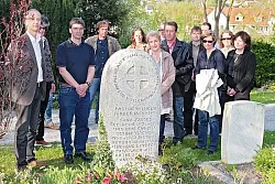 Abiturienten des Jahrgangs 1983 am Grab von Gesine Wagner. - © Foto: Karaczko