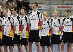 Finn Lemke (Vierter von links) inmitten seiner Kollegen (von links) Julian Possehl (TBV), Nils Torbrügge (Minden), Kai Dippe (Kronau), Artjom Antonewitsch (Minden), David Wiencek (Gummersbach) und Jan Forstbauer (Leutershausen). - © Foto: Hagemann
