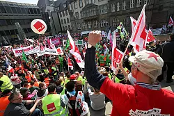 8.000 Menschen haben in Bielefeld am Warnstreik des &ouml;ffentlichen Dienstes teilgenommen. - &copy; FOTO: ANDREAS ZOBE