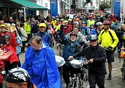 Erschöpft kommen die Radfahrer am Samstag am Alten Markt in Bielefeld an. - © FOTO: BARBARA FRANKE