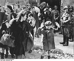Abtransport ins Vernichtungslager: Akribisch hat SS-Führer Jürgen Stroop die Ereignisse bei der Niederschlagung des Warschauer Ghetto-Aufstands dokumentiert. - © Bundesarchiv/Stroop-Bericht
