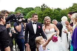 Applaus: Mike und Soti mit Gästen, Fernsehteam und Fotograf. - © Foto: Beckschäfer