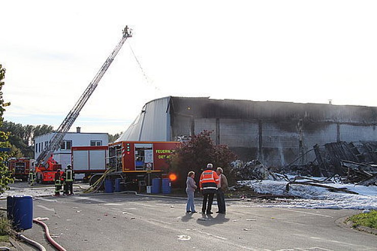 Großbrand bei Tönsmeier unter Kontrolle - © Detmold